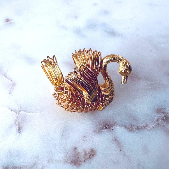 Vintage Gold Tone Wire Filigree Swan Brooch Pin Mid Century Bird Costume Jewelry - Picture 3 of 7